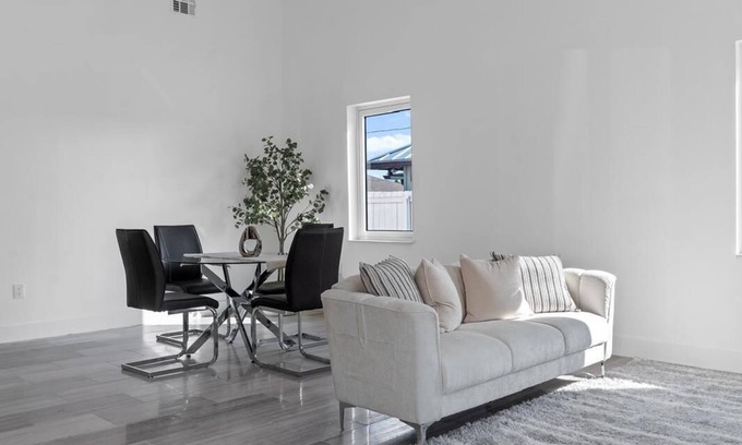 Port Saint Lucie Haus | Modern Eleganc and Charming 3-bedroom house in perfect Port St. Lucie