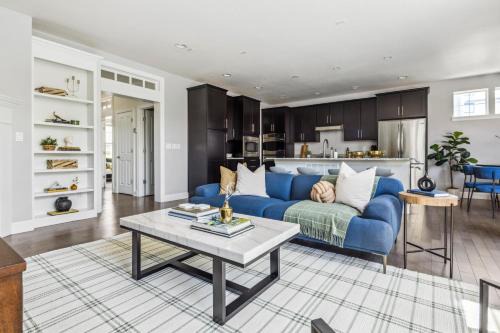 Stapleton Haus | Modern Elegance - Pool Table - Walkable Area