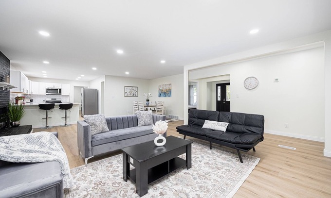 Norwich Haus | Modern Elegance Spacious 4BR with Hot Tub and screened porch & Pool Table