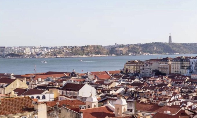 Santa Maria Maior Wohnung | "Modern Flat with Balcony Overlooking Tagus River, Near Castelo
