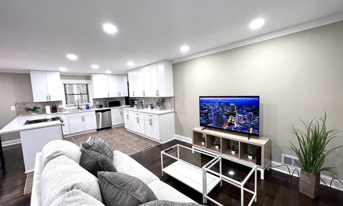 Tucker Haus | Modern Fresh Remodel 4BR 3Bath 2 En-Suites Super Convenient Sleeps 12 Pets OK!