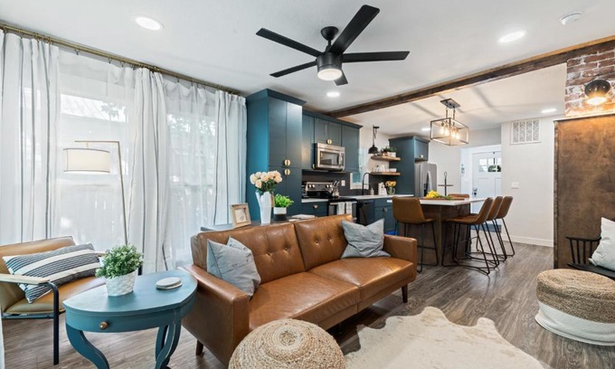 Caldwell Haus | Modern Gatsby 2b15b Caldwell Near Golf Course!