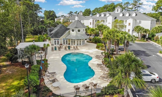 Carolina Forest Wohnung | Modern Gray Studio Steps to Pool Myrtle Beach SC