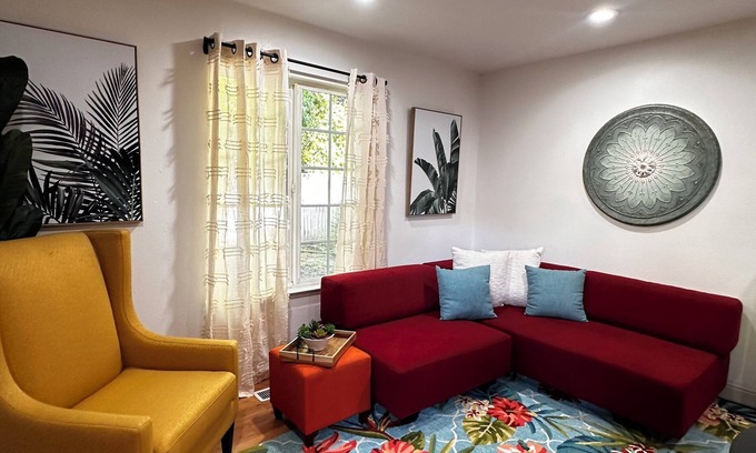 Chico Haus | Modernes 2B-Gästehaus mit Tennisplatz, Pool und Whirlpool