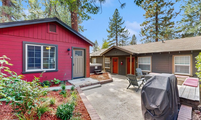 Lakeside Park Kabine | Modern Hideaway with Hot Tub & Firepit | Walk to Beach & Heavenly Village