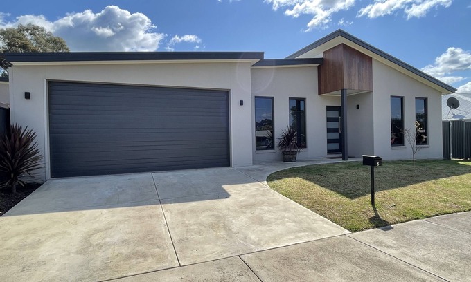 Mansfield Haus | Modern Home Away From Home