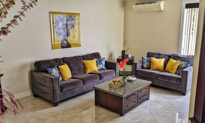 La Garita Haus | Modern home near airport. A/C . King & queen beds.