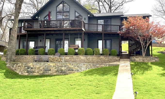 Gravois Mills Haus | Geräumiges, modernes Seehaus, nur wenige Schritte vom Wasser entfernt, in einer ruhigen Bucht