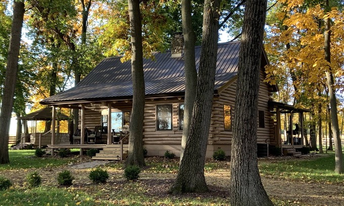 Delavan Lake Kabine | Modern Log Cabin in woods with two gas fireplaces; 20 acres; great location.