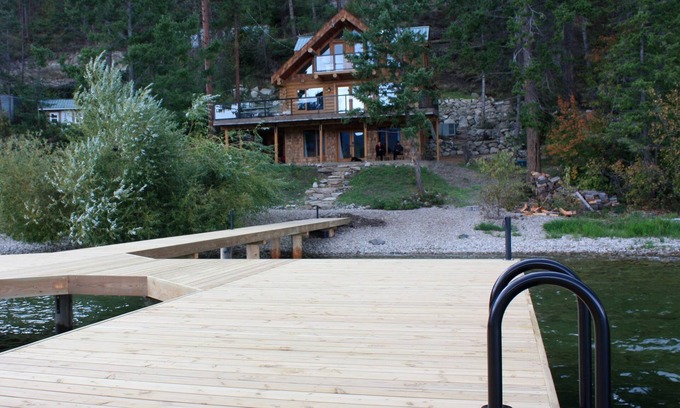 Central Okanagan Kabine | Modernes Blockhaus am Okanagan-See, Privatstrand, großes Dock, Bootslift und Start