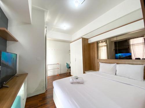 Cikarang Wohnung | Modern Look and Warm Studio at Vasanta Innopark Apartment By Travelio