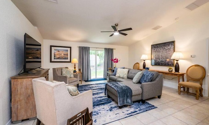 Fellowship Haus | Modern & Luxurious 3BR Home - Gem - Car Garage