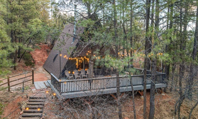 Strawberry Kabine | Modern Luxurious A-Frame - Playground