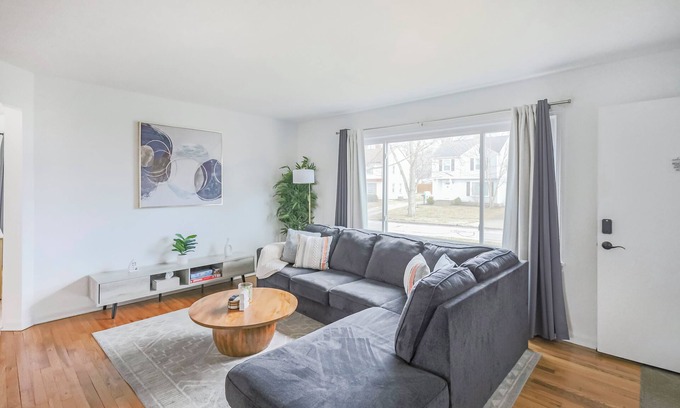 Cuyahoga Falls Wohnung | Modern Luxury - Heart of Cuyahoga Falls