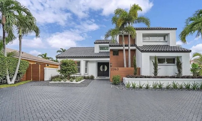 Pompano Isles Haus | Modern Luxury Vacation Home and Dock