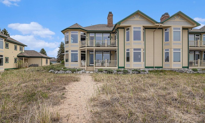 Manistee Eigentumswohnung | Modern Main Floor Waterfront Condo