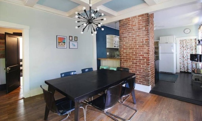 Crosstown Haus | Modern Midtown Bungalow - Walk to crosstown