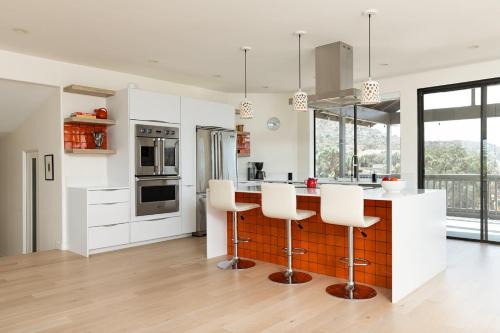 Yucca Valley Haus | Modern Mosaics- Joshua Tree Chef Home On Hill Spa