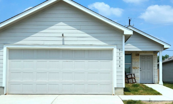 Southside Haus | Modern New Build Near Toyota, Amazon & Lackland AFB - Ideal for Long Stays