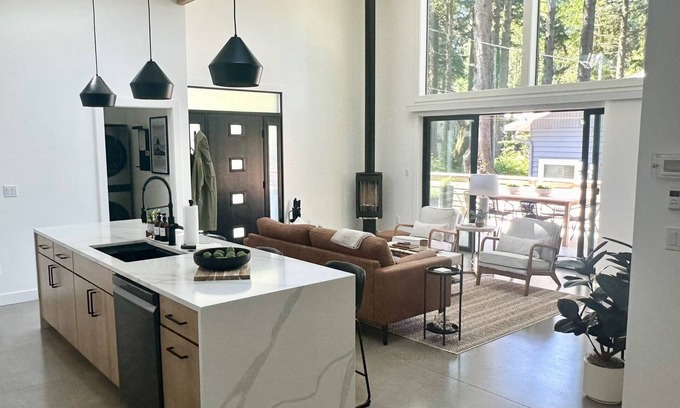 Downtown Cannon Beach Haus | Modern New Build Pet Friendly 3BR 2BA home w/ Hot Tub, Fire Pit & Coffee Bar Easy Walk to Beach