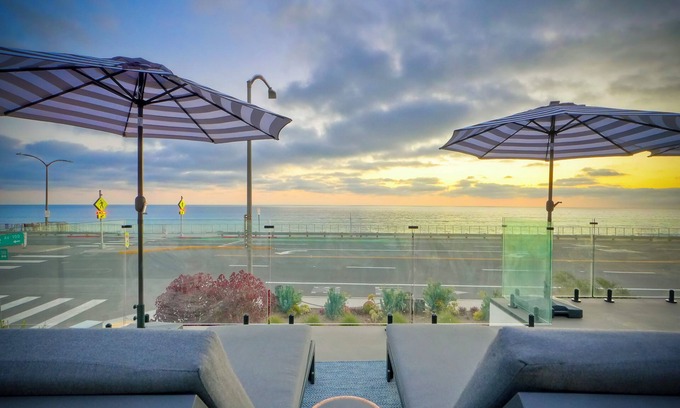 Carlsbad Eigentumswohnung | Modern Ocean-View Retreat w/ Firepit & Steps to Carlsbad Beach