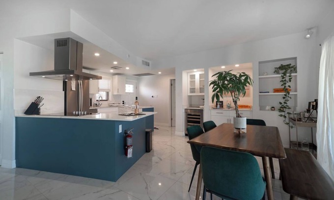 Seven Mile Beach Wohnung | Modern Oceanfront 2BD Prime Loc