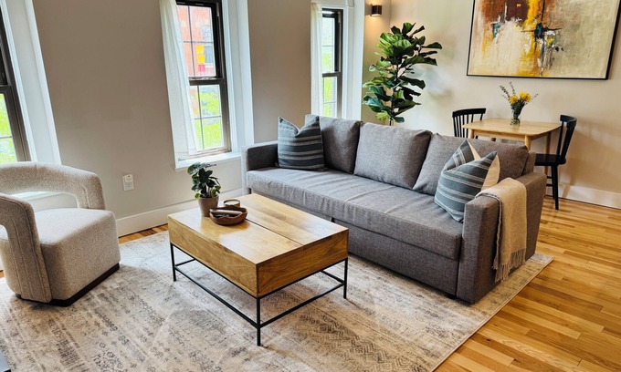 Old West Side Wohnung | Modern One Bedroom Apartment in the Heart of Downtown Ann Arbor