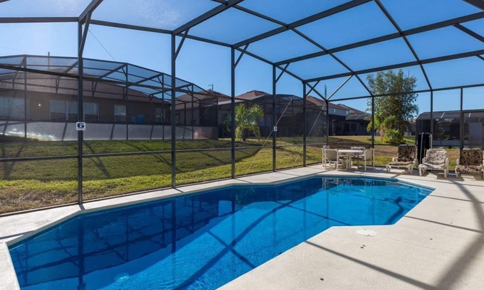 Windwood Bay Haus | Modernes Poolhaus mit Spielzimmer, 2 en Suiten und nur 15 Minuten zu Themenparks!