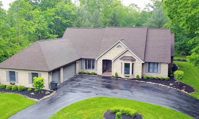 Hubbard Haus | Modern Ranch in Hubbard with arcade, game room, gym, sauna & MORE!