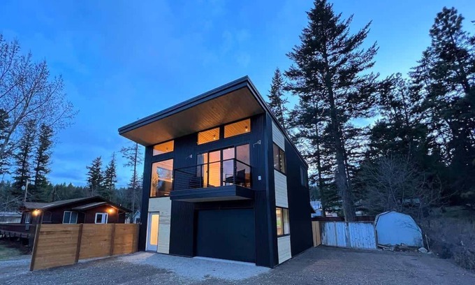 Lakeside Haus | Modern Home With Game Room & Lake Views!