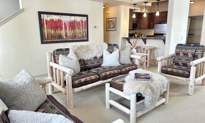 Hailey Haus | Modern Rustic 3 Bedroom with Pool, Hottub and Fitness Center