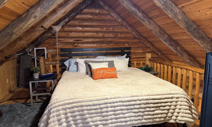 Brainerd Kabine | Modern Rustic authentic log cabin on Borden Lake.