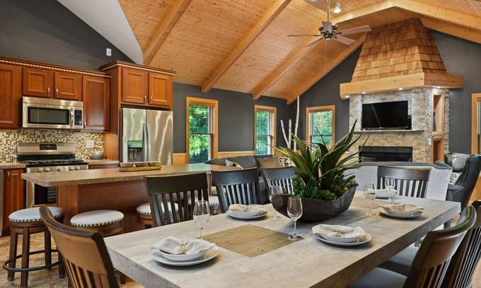 Necedah Kabine | Modern, secluded luxury cabin near Castle Rock & Petenwell Lakes + Wisc. Dells