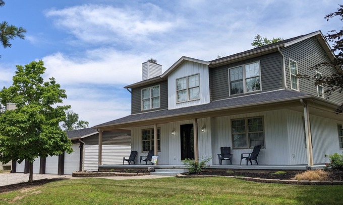 Nashport Haus | Modern & spacious 5-bedroom home w/ jacuzzi - minutes from the lake!