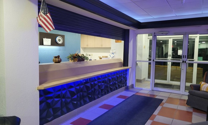 Minonk Hotel | Modern Stay 39 Lakeview By OYO Minonk Garden