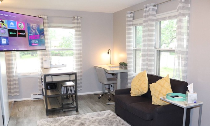 Oswego Wohnung | Modern Studio 2 mins to Downtown Oswego