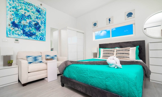 Seven Mile Beach Wohnung | Modern Studio Apt Near Beach w/ Rooftop Pool, Onsite Restaurants, etc.