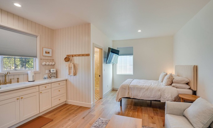 Sunriver Wohnung | Modern Studio in Bend ~ 3 Mi to Sunriver Resort!