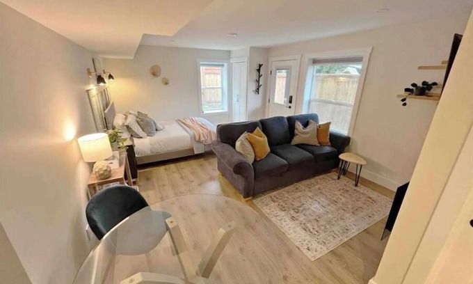 North Cowichan Wohnung | Modern studio with soft tub -Ratcliffe Guest Suite