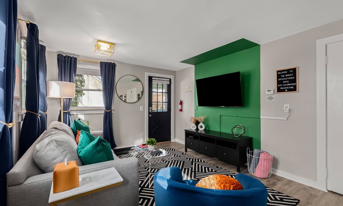 Fenton Haus | Modern & Stylish Fenton Retreat: Walk to Downtown!