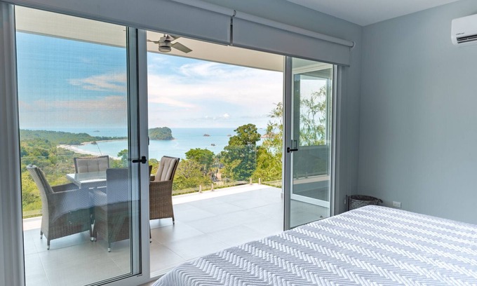 Manuel Antonio Haus | Modern Tower 7 Bdrms- AC,Ktchn,Elevator -19 guests