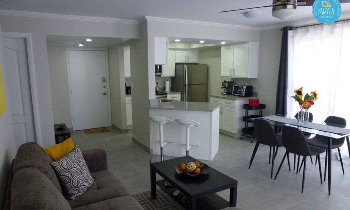 Williams Town Eigentumswohnung | Moderne, geräumige Eigentumswohnung im Bahama-Stil am Meer