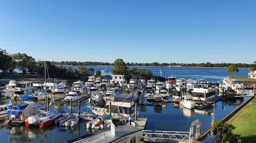 Sandstone Point Wohnung | Modern Unit On The Marina