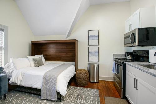 Hough Wohnung | Modern Victorian Studio - Steps to Cleveland Clinic