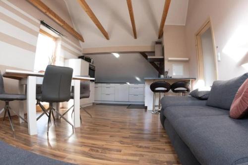 Kleinwinklarn Wohnung | Moderne, gemütliche DG-Wohnung in ruhiger Lage