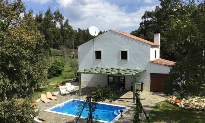Serta Haus | Modernisiertes Ferienhaus mit Nebengebäude und Pool in schöner ruhiger Umgebung
