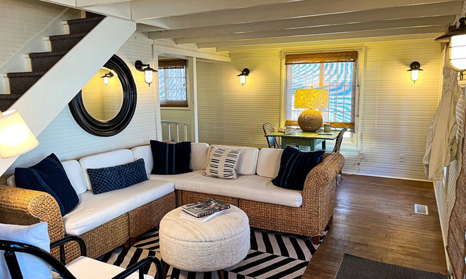 Clear Lake Kabine | Modernized, 100+ year-old Clear Lake Cottage just steps from the lake & PM Park.