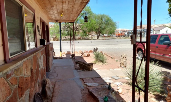 Bluff Hotel | Mokee Motel