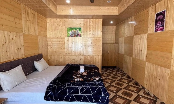 Kasol Hütte | Moksha Cafe & Cottages: Your peaceful escape with stunning Kasol views!" 3