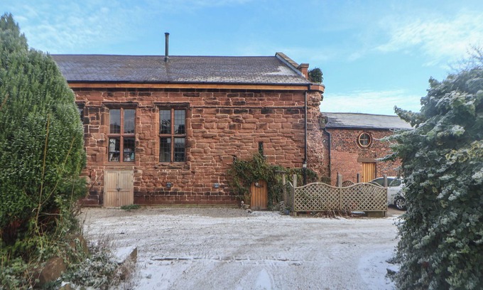 Elton Hütte | MONASTERY HALL, pet friendly, with open fire in Elton, Cheshire